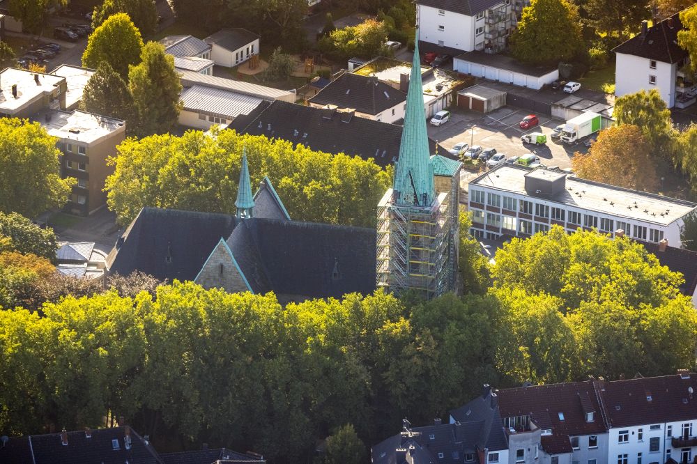 Luftbild Herne - Herbstluftbild Baustelle zu Sanierungs- und Umbauarbeiten am Kirchengebäude Herz Jesu Kirche in Herne im Bundesland Nordrhein-Westfalen, Deutschland