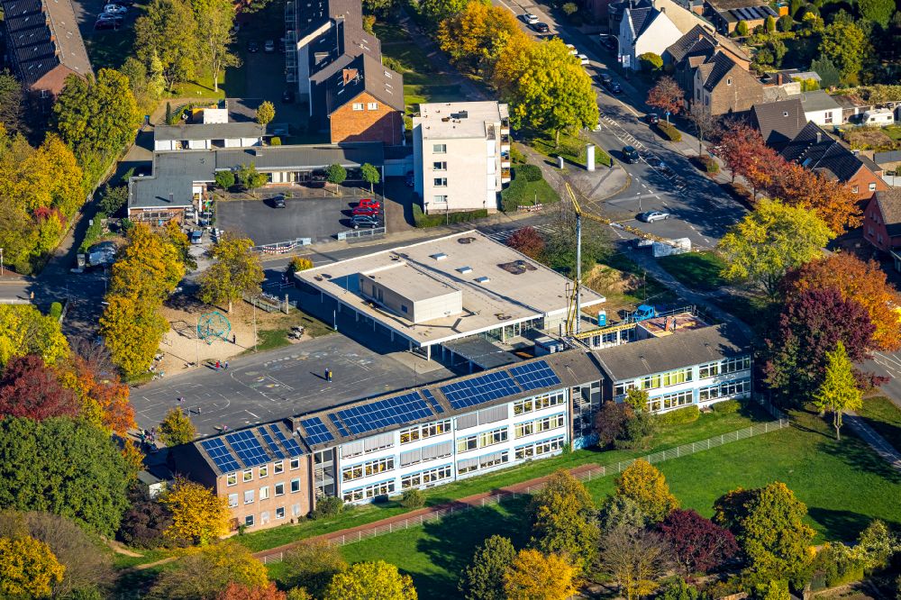 Luftaufnahme Kamp-Lintfort - Herbstluftbild Baustelle zum Erweiterungsbau des Schulgebäudes Ernst-Reuter-Schule in Kamp-Lintfort im Bundesland Nordrhein-Westfalen, Deutschland