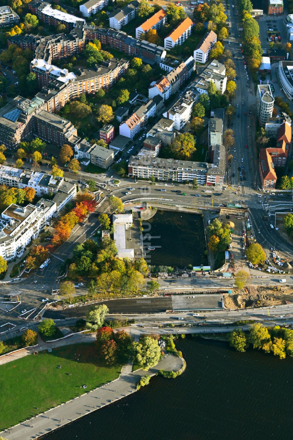 Luftbild Hamburg - Herbstluftbild Baustelle zum Neubau der Brückenkonstruktion und Straßenführung an der Hohenfelder Bucht im Ortsteil Hohenfelde in Hamburg, Deutschland