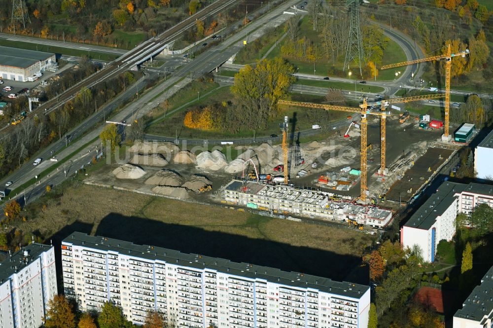 Luftbild Berlin - Herbstluftbild Baustelle zum Neubau einer Mehrfamilienhaus-Wohnanlage Trusetaler Straße Ecke Wuhletalstraße im Ortsteil Marzahn in Berlin, Deutschland
