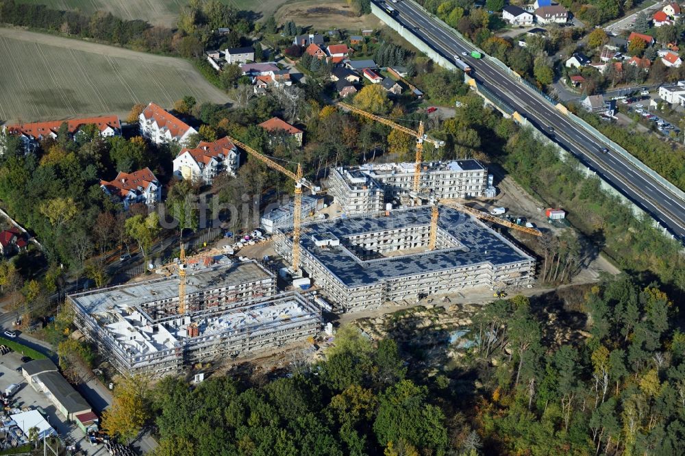 Luftaufnahme Bernau - Herbstluftbild Baustelle zum Neubau einer Mehrfamilienhaus-Wohnanlage Waldquartier in Bernau im Bundesland Brandenburg, Deutschland