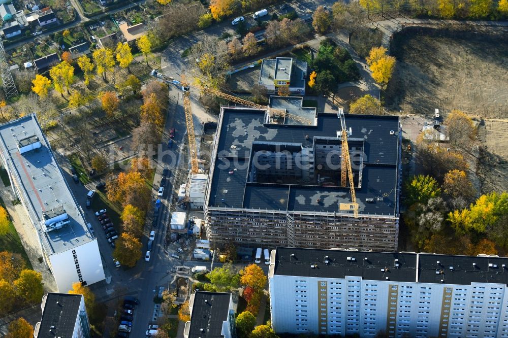 Luftaufnahme Berlin - Herbstluftbild Baustelle zum Neubau eines Wohn- und Geschäftshauses am Mühlengrund im Ortsteil Hohenschönhausen in Berlin, Deutschland