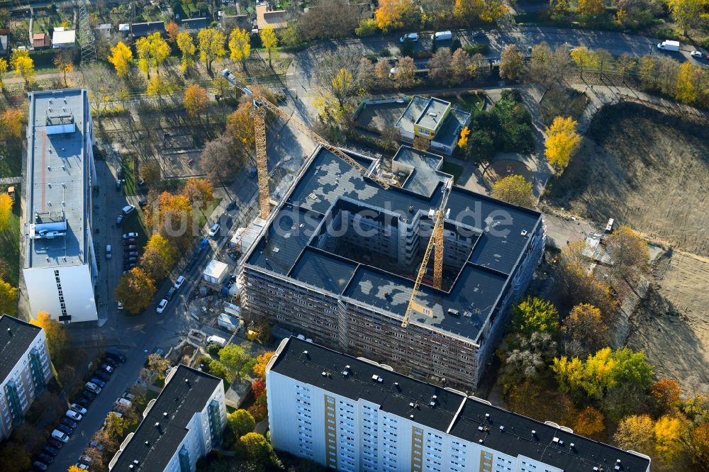 Berlin von oben - Herbstluftbild Baustelle zum Neubau eines Wohn- und Geschäftshauses am Mühlengrund im Ortsteil Hohenschönhausen in Berlin, Deutschland