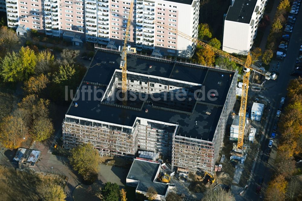 Luftbild Berlin - Herbstluftbild Baustelle zum Neubau eines Wohn- und Geschäftshauses am Mühlengrund im Ortsteil Hohenschönhausen in Berlin, Deutschland