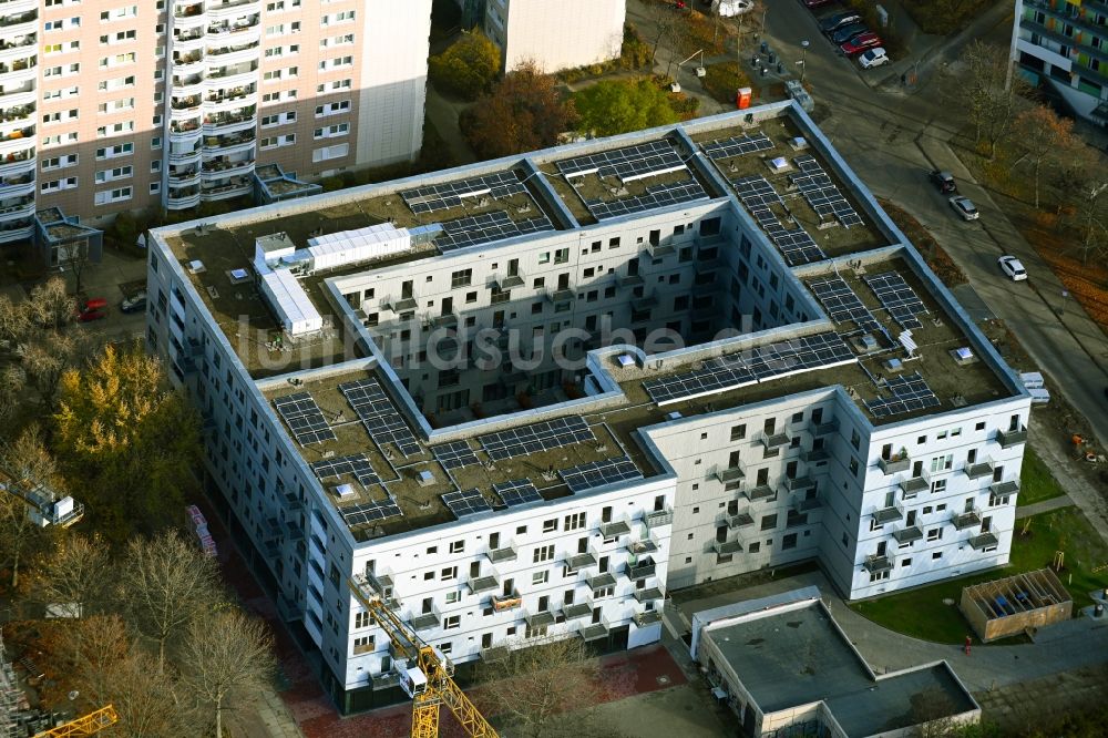 Luftbild Berlin - Herbstluftbild Baustelle zum Neubau eines Wohn- und Geschäftshauses am Mühlengrund im Ortsteil Hohenschönhausen in Berlin, Deutschland