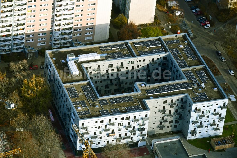 Luftaufnahme Berlin - Herbstluftbild Baustelle zum Neubau eines Wohn- und Geschäftshauses am Mühlengrund im Ortsteil Hohenschönhausen in Berlin, Deutschland