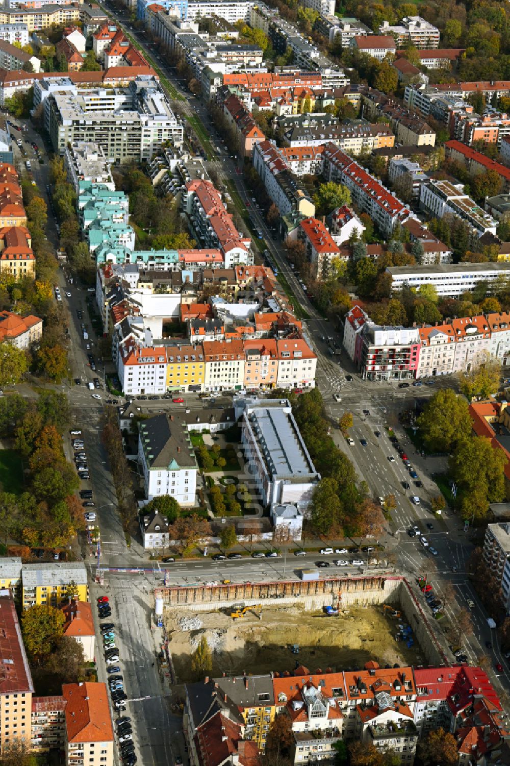 Luftbild München - Herbstluftbild Baustelle zum Neubau eines Wohn- und Geschäftshauses im Ortsteil Schwabing-West in München im Bundesland Bayern, Deutschland