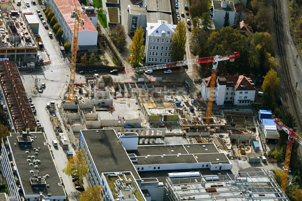 München aus der Vogelperspektive: Herbstluftbild Baustelle zum Neubau eines Wohnhauses im Ortsteil Sendling in München im Bundesland Bayern, Deutschland