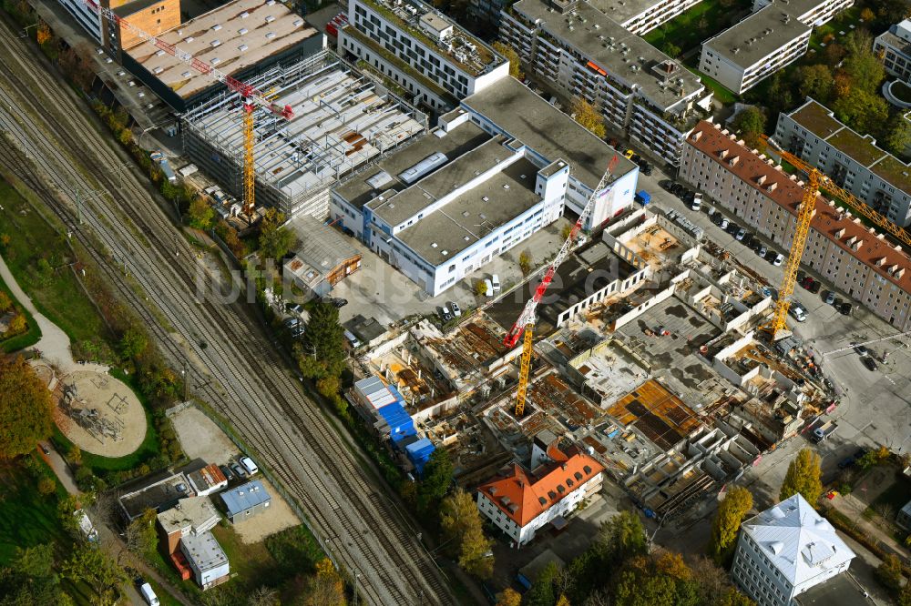 Luftbild München - Herbstluftbild Baustelle zum Neubau eines Wohnhauses im Ortsteil Sendling in München im Bundesland Bayern, Deutschland