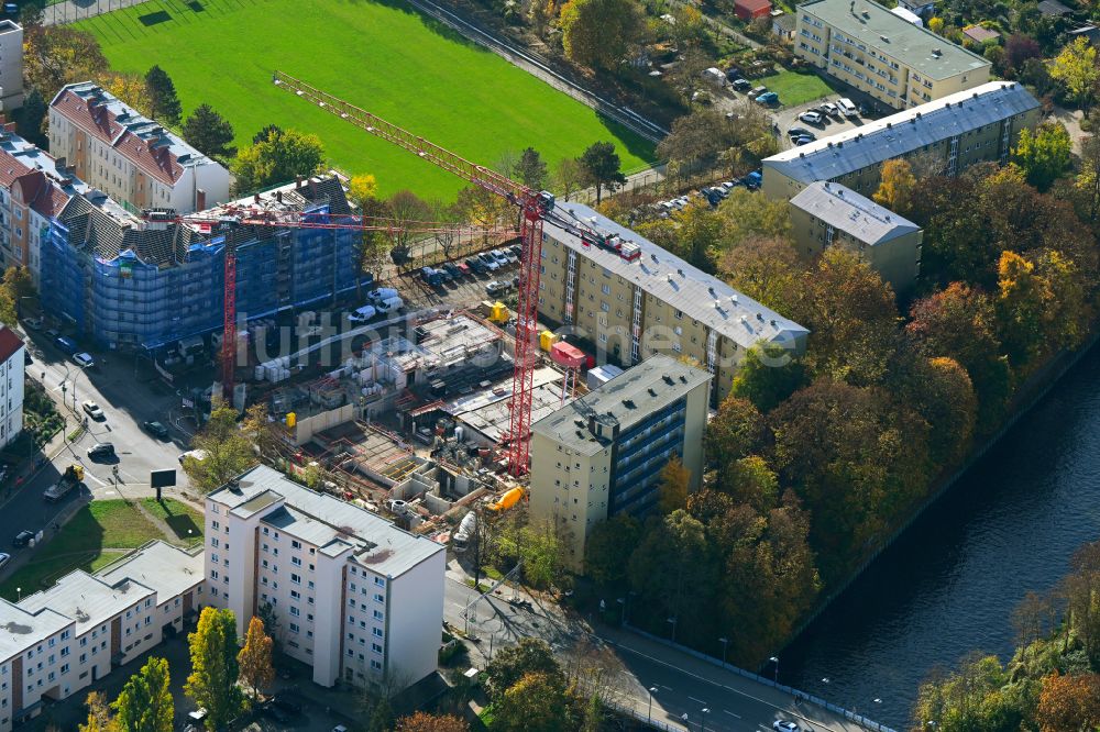 Luftbild Berlin - Herbstluftbild Baustelle zum Neubau eines Wohnhauses an der Ullsteinstraße - Rathausstraße in Berlin, Deutschland