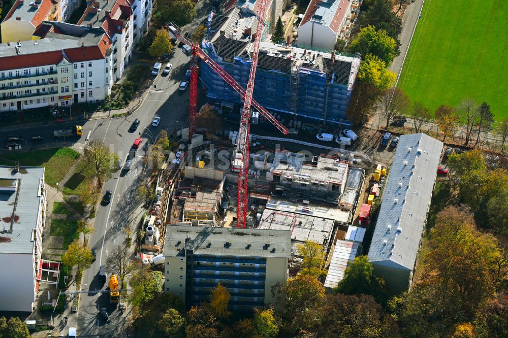 Luftaufnahme Berlin - Herbstluftbild Baustelle zum Neubau eines Wohnhauses an der Ullsteinstraße - Rathausstraße in Berlin, Deutschland