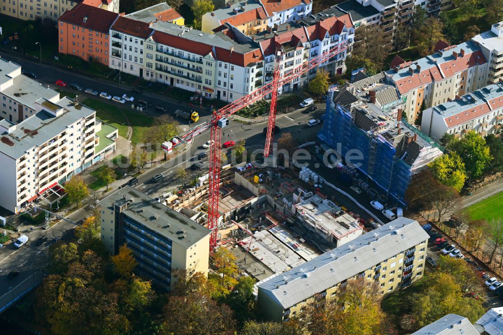 Berlin von oben - Herbstluftbild Baustelle zum Neubau eines Wohnhauses an der Ullsteinstraße - Rathausstraße in Berlin, Deutschland