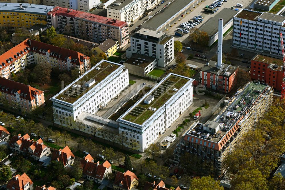 München von oben - Herbstluftbild Baustelle zum Neubau eines Wohnhauses Van B im Ortsteil Schwabing-West in München im Bundesland Bayern, Deutschland