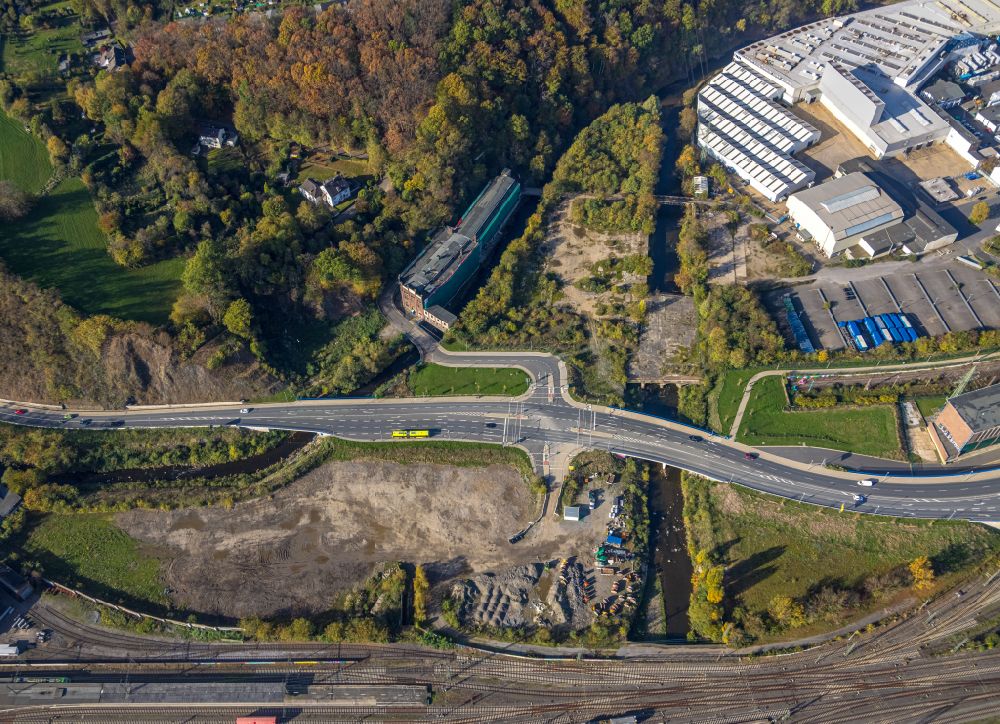 Luftbild Hagen - Herbstluftbild Baustelle zur Erneuerung und Sanierung des Straßenverlaufes über Vollme und Ennepe in Hagen im Bundesland Nordrhein-Westfalen, Deutschland