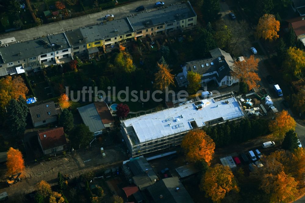 Berlin von oben - Herbstluftbild Baustelle zur Errichtung eines KITA- Kindergarten im Ortsteil Mahlsdorf in Berlin, Deutschland