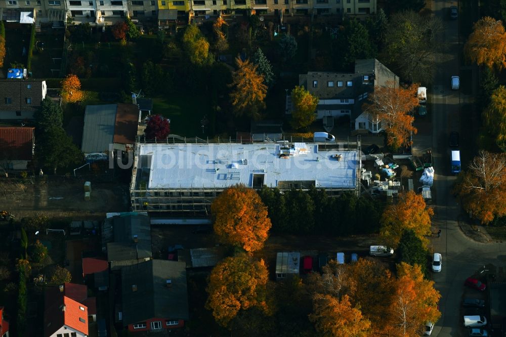 Luftbild Berlin - Herbstluftbild Baustelle zur Errichtung eines KITA- Kindergarten im Ortsteil Mahlsdorf in Berlin, Deutschland