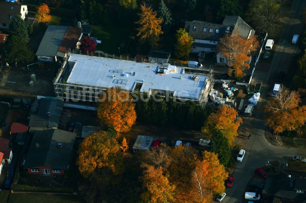 Luftaufnahme Berlin - Herbstluftbild Baustelle zur Errichtung eines KITA- Kindergarten im Ortsteil Mahlsdorf in Berlin, Deutschland