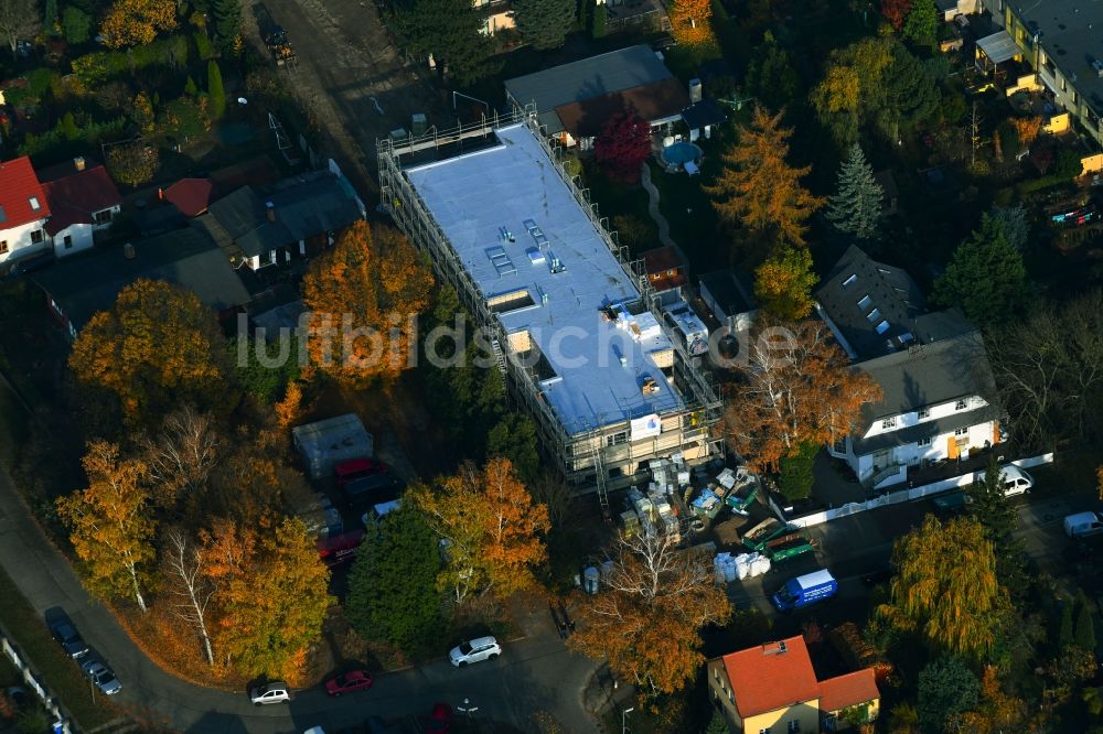 Berlin aus der Vogelperspektive: Herbstluftbild Baustelle zur Errichtung eines KITA- Kindergarten im Ortsteil Mahlsdorf in Berlin, Deutschland