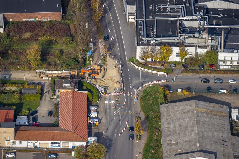 Luftaufnahme Herne - Herbstluftbild Baustelle zur Verlegung von Leitungs- Rohren des Abwasserkanals in Herne im Bundesland Nordrhein-Westfalen, Deutschland