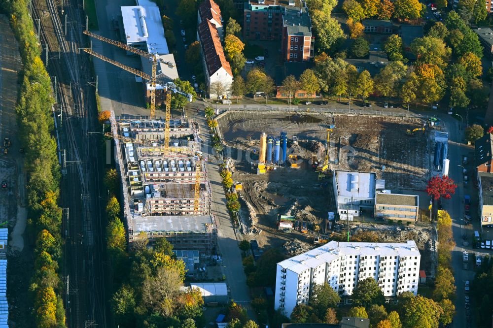 Hamburg von oben - Herbstluftbild Baustellen zum Neubau eines Stadtquartiers an der Billhorner Kanalstraße in Hamburg, Deutschland