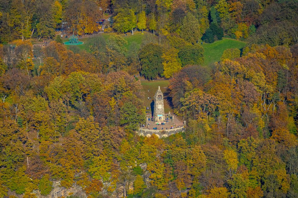 Luftaufnahme Bommern - Herbstluftbild Bauwerk des Aussichtsturmes Berger- Denkmal in Bommern im Bundesland Nordrhein-Westfalen, Deutschland