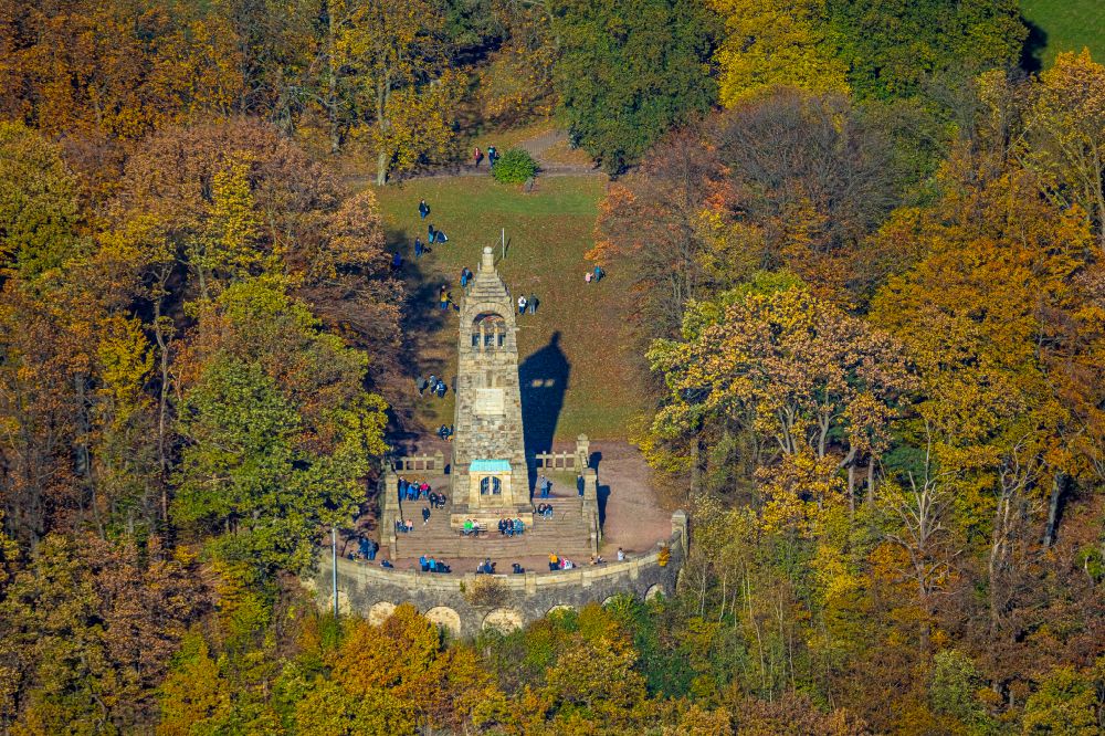 Bommern von oben - Herbstluftbild Bauwerk des Aussichtsturmes Berger- Denkmal in Bommern im Bundesland Nordrhein-Westfalen, Deutschland