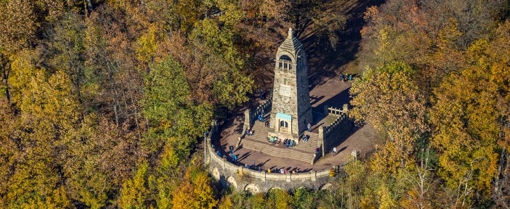 Bommern aus der Vogelperspektive: Herbstluftbild Bauwerk des Aussichtsturmes Berger- Denkmal in Bommern im Bundesland Nordrhein-Westfalen, Deutschland