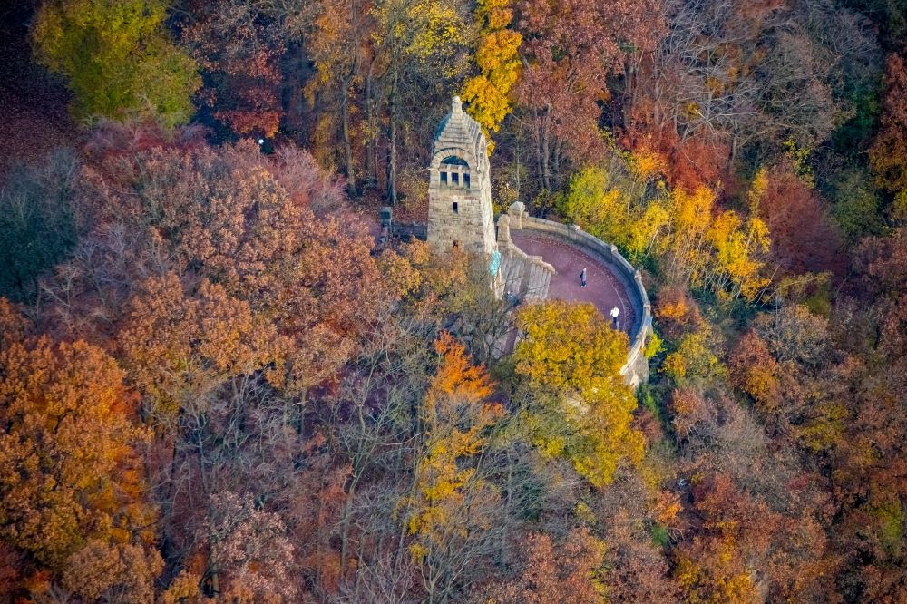 Luftaufnahme Witten - Herbstluftbild Bauwerk des Aussichtsturmes Berger-Denkmal an der Wetterstraße im Ortsteil Bommern in Witten im Bundesland Nordrhein-Westfalen, Deutschland