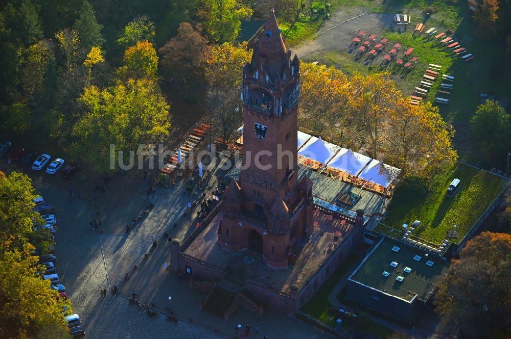 Luftbild Berlin - Herbstluftbild Bauwerk des Aussichtsturmes Grunewaldturm auf dem Karlsberg im Ortsteil Grunewald in Berlin, Deutschland