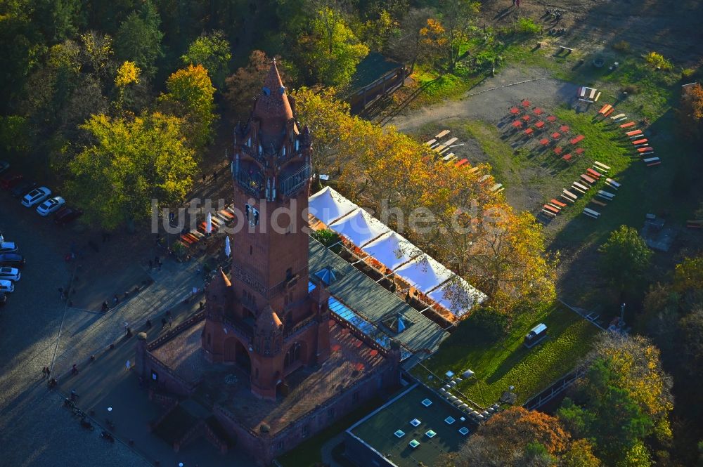 Luftaufnahme Berlin - Herbstluftbild Bauwerk des Aussichtsturmes Grunewaldturm auf dem Karlsberg im Ortsteil Grunewald in Berlin, Deutschland