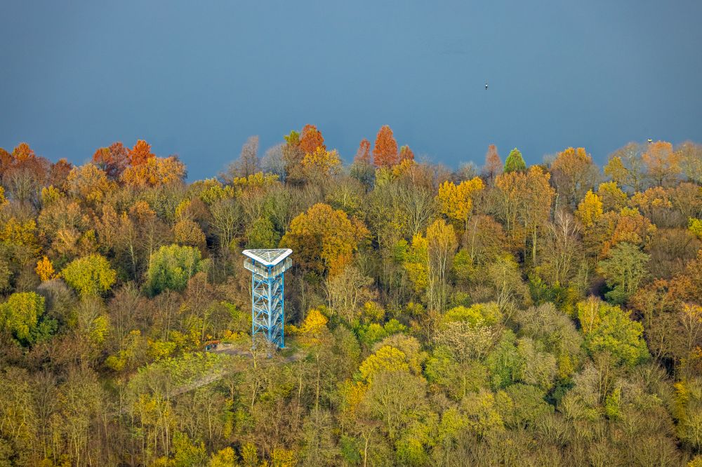 Luftaufnahme Duisburg - Herbstluftbild Bauwerk des Aussichtsturmes an der Sechs-Seen-Platte in Duisburg im Bundesland Nordrhein-Westfalen, Deutschland