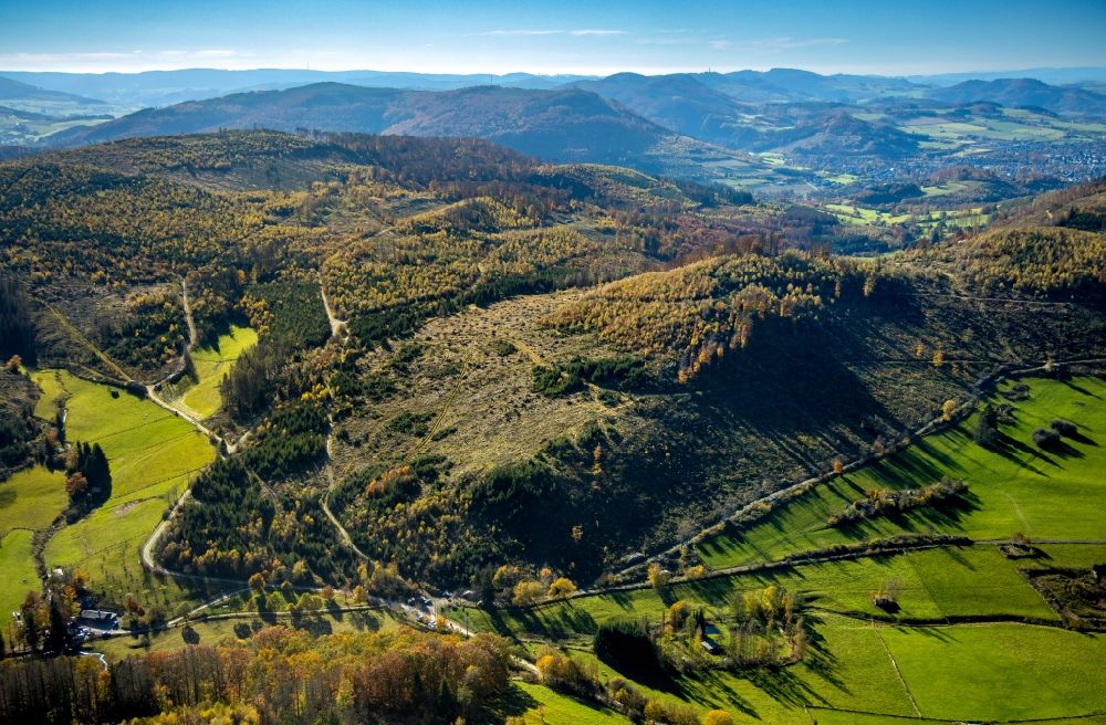 Luftbild Brilon - Herbstluftbild Berg- und Tal Landschaft in Brilon im Bundesland Nordrhein-Westfalen, Deutschland