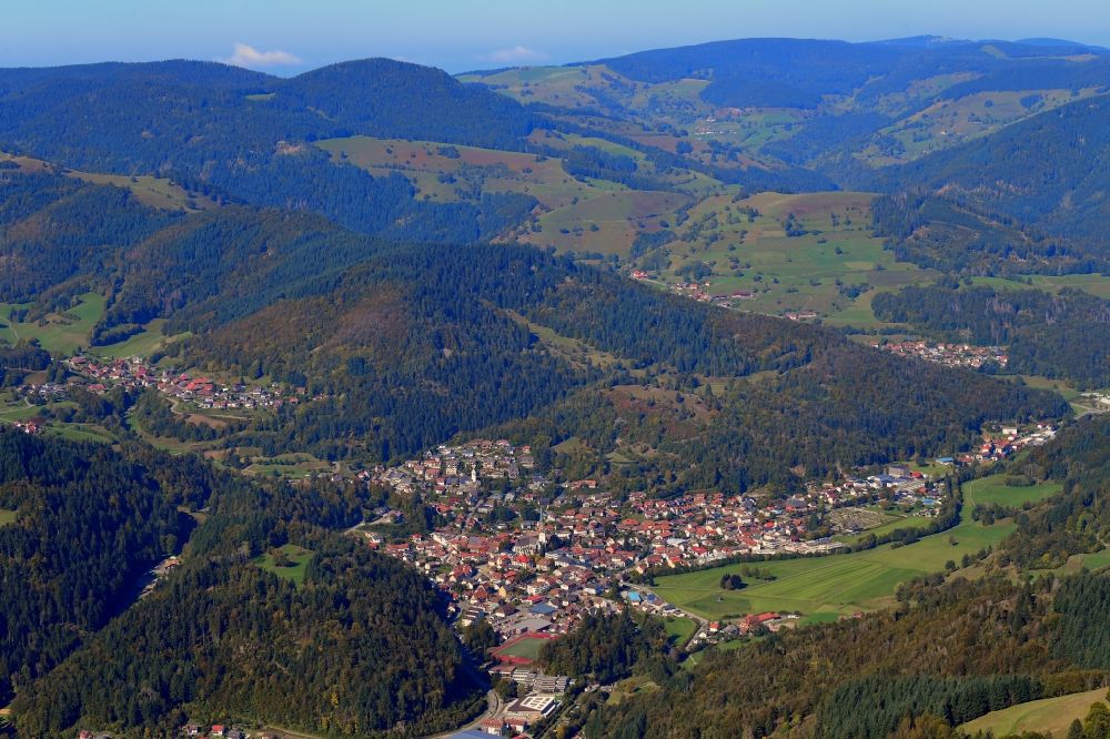 Schönau im Schwarzwald aus der Vogelperspektive: Herbstluftbild, Berg- und Tallandschaft im Südschwarzwald bei Schönau im Schwarzwald im Bundesland Baden-Württemberg