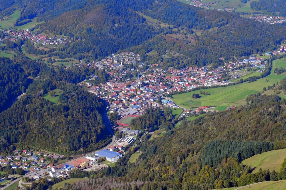 Luftbild Schönau im Schwarzwald - Herbstluftbild, Berg- und Tallandschaft im Südschwarzwald bei Schönau im Schwarzwald im Bundesland Baden-Württemberg