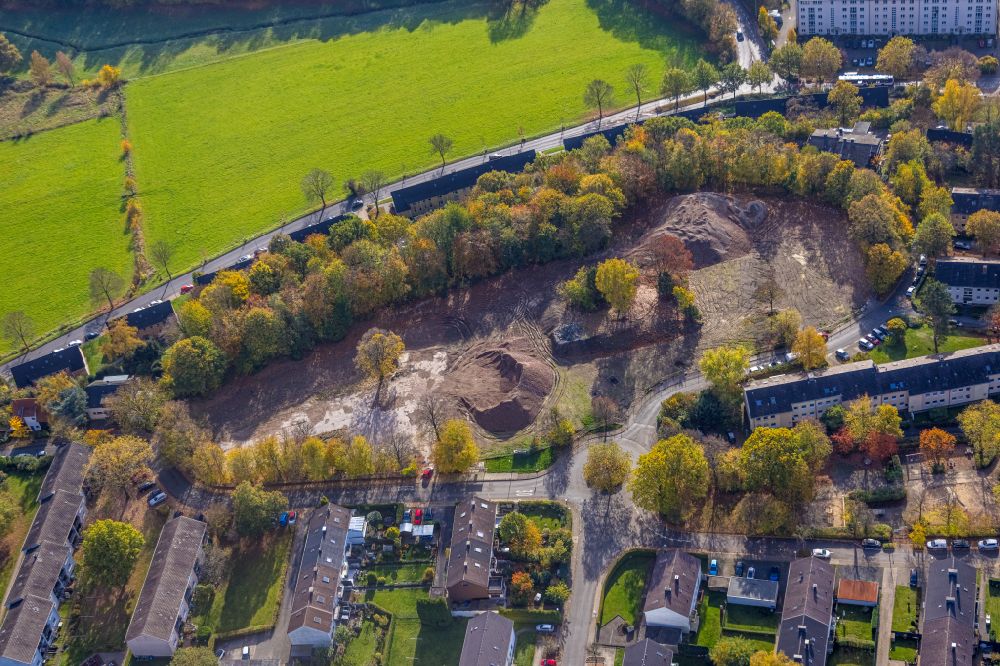 Luftaufnahme Westende - Herbstluftbild Brachfläche nach Abriss der Grundschule in Westende im Bundesland Nordrhein-Westfalen, Deutschland