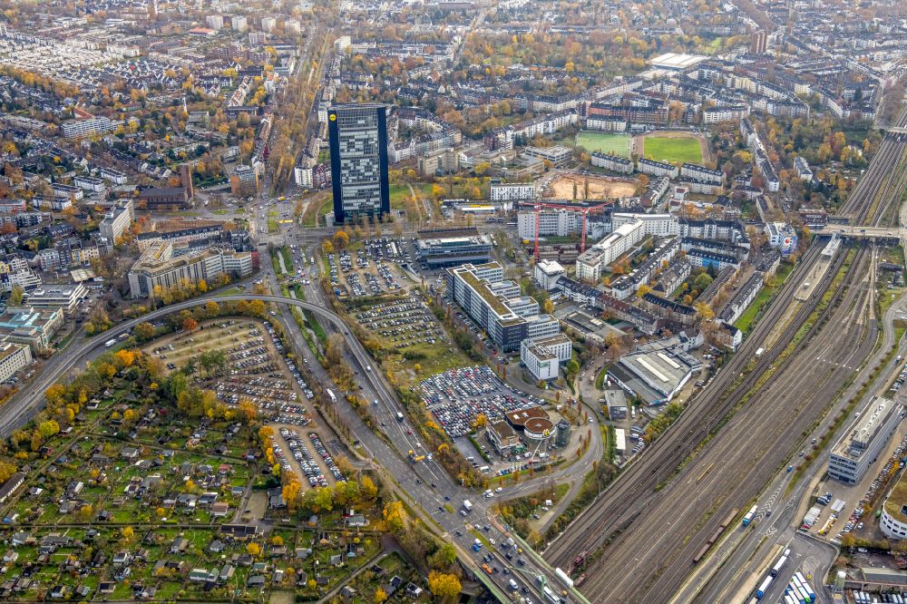 Luftaufnahme Düsseldorf - Herbstluftbild Büro- und Unternehmensverwaltungs- Hochhaus- Gebäude ARAG-Tower im Ortsteil Düsseltal in Düsseldorf im Bundesland Nordrhein-Westfalen, Deutschland
