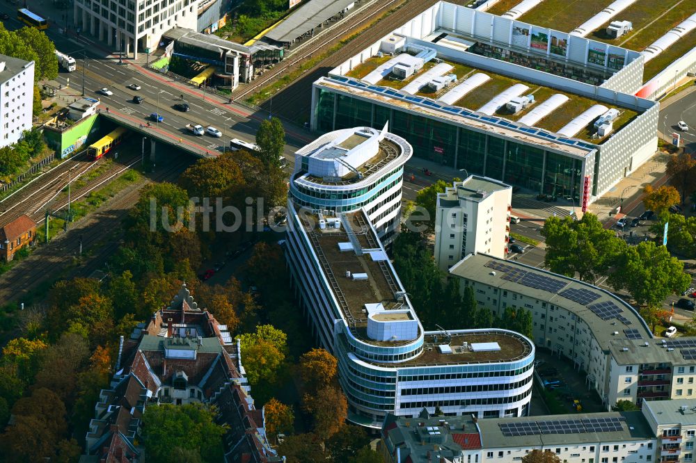 Luftbild Berlin - Herbstluftbild Bürogebäude des Geschäftshauses am Kurfürstendamm in Berlin, Deutschland