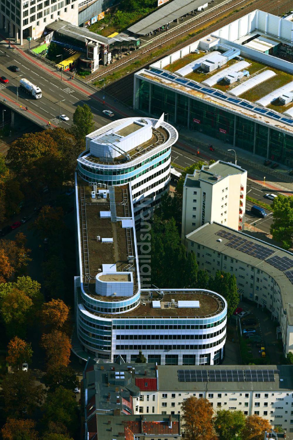 Luftaufnahme Berlin - Herbstluftbild Bürogebäude des Geschäftshauses am Kurfürstendamm in Berlin, Deutschland