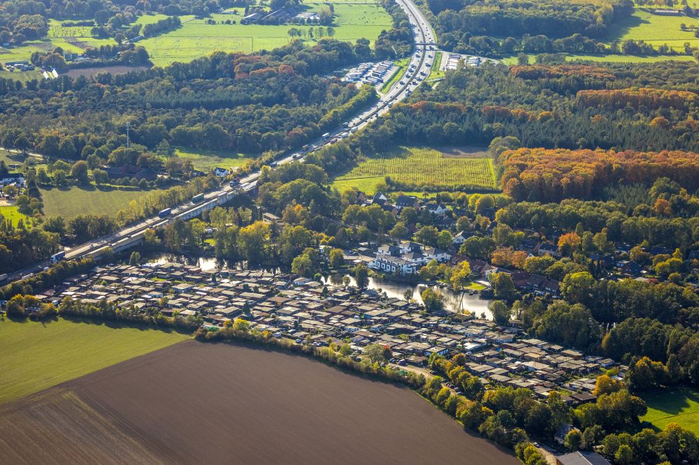 Luftaufnahme Rheurdt - Herbstluftbild Campingplatz Bej Wolters am Seeufer Littardsche Kendel in Rheurdt im Bundesland Nordrhein-Westfalen, Deutschland