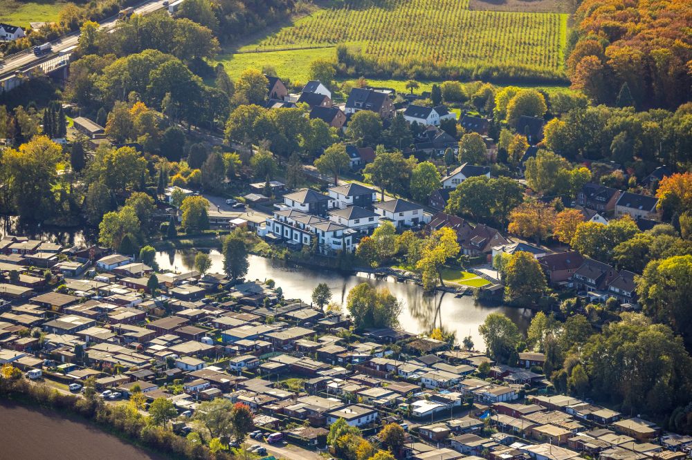Rheurdt von oben - Herbstluftbild Campingplatz Bej Wolters am Seeufer Littardsche Kendel in Rheurdt im Bundesland Nordrhein-Westfalen, Deutschland