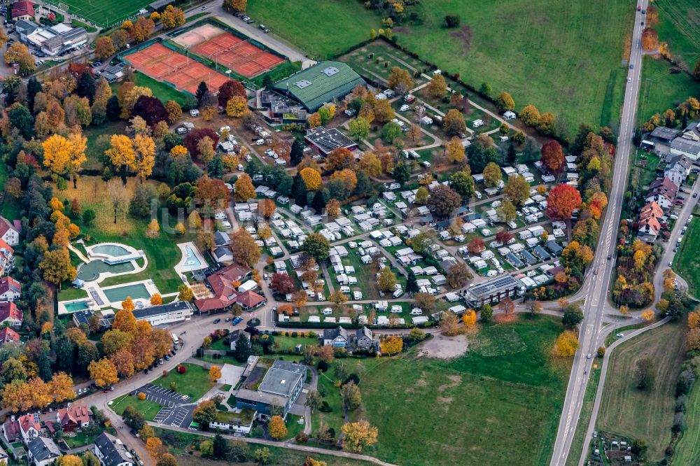 Luftaufnahme Kirchzarten - Herbstluftbild Campingplatz mit Wohnwagen und Zelten in Kirchzarten im Bundesland Baden-Württemberg, Deutschland