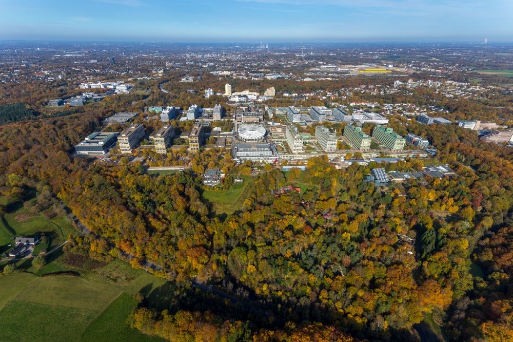 Luftbild Bochum - Herbstluftbild Campus- Gebäude der Ruhr-Universität in Bochum im Bundesland Nordrhein-Westfalen