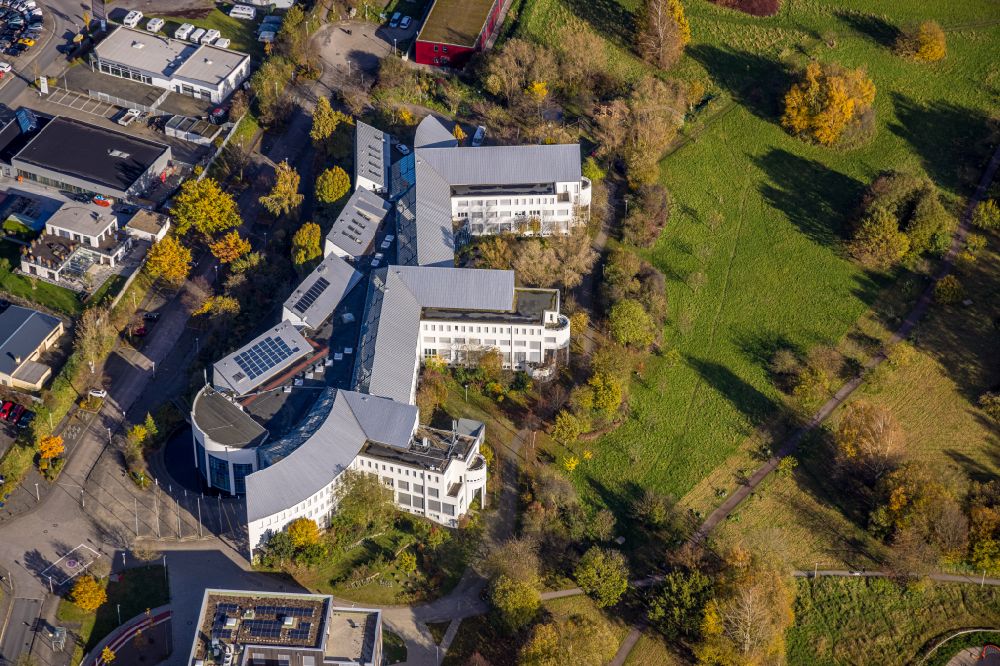 Witten aus der Vogelperspektive: Herbstluftbild Campus- Universitäts- Gebäude in Witten im Bundesland Nordrhein-Westfalen, Deutschland