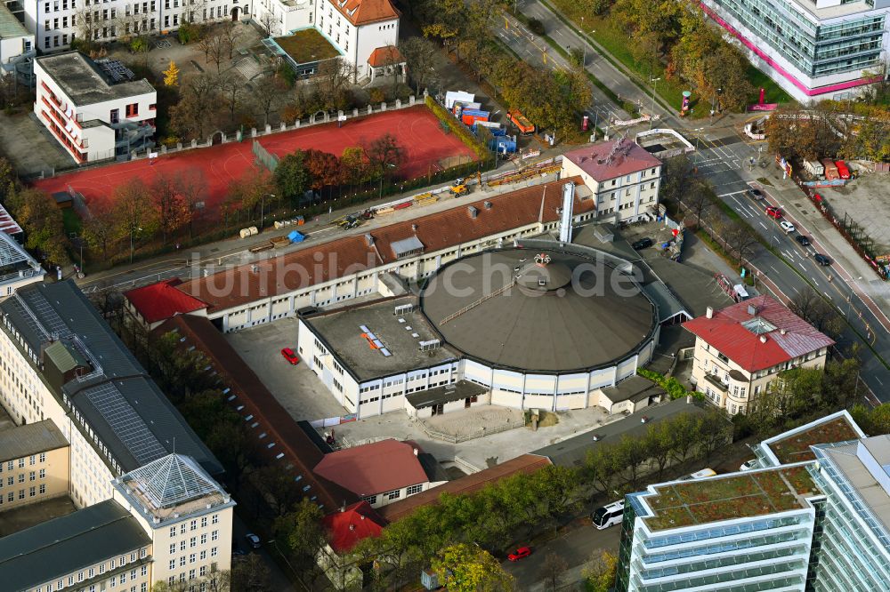 Luftaufnahme München - Herbstluftbild Circus- Zelt- Kuppeln des Zirkus - Gebäude Kronebau im Ortsteil Maxvorstadt in München im Bundesland Bayern, Deutschland