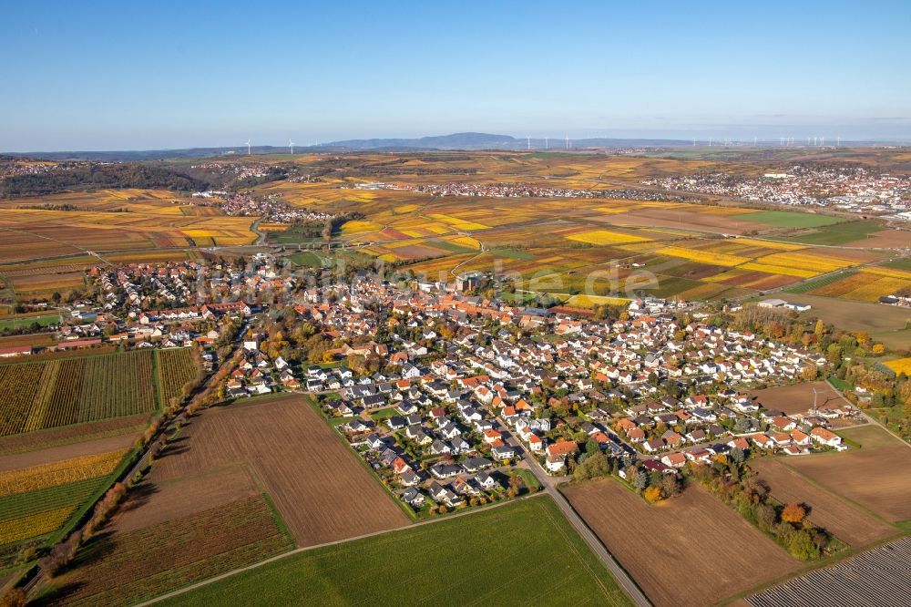 Kirchheim an der Weinstraße von oben - Herbstluftbild der Dorf - Ansicht in Kirchheim an der Weinstraße im Bundesland Rheinland-Pfalz, Deutschland