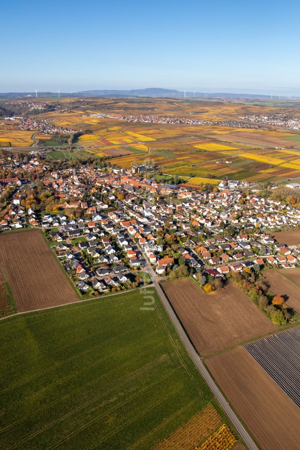 Kirchheim an der Weinstraße aus der Vogelperspektive: Herbstluftbild der Dorf - Ansicht in Kirchheim an der Weinstraße im Bundesland Rheinland-Pfalz, Deutschland