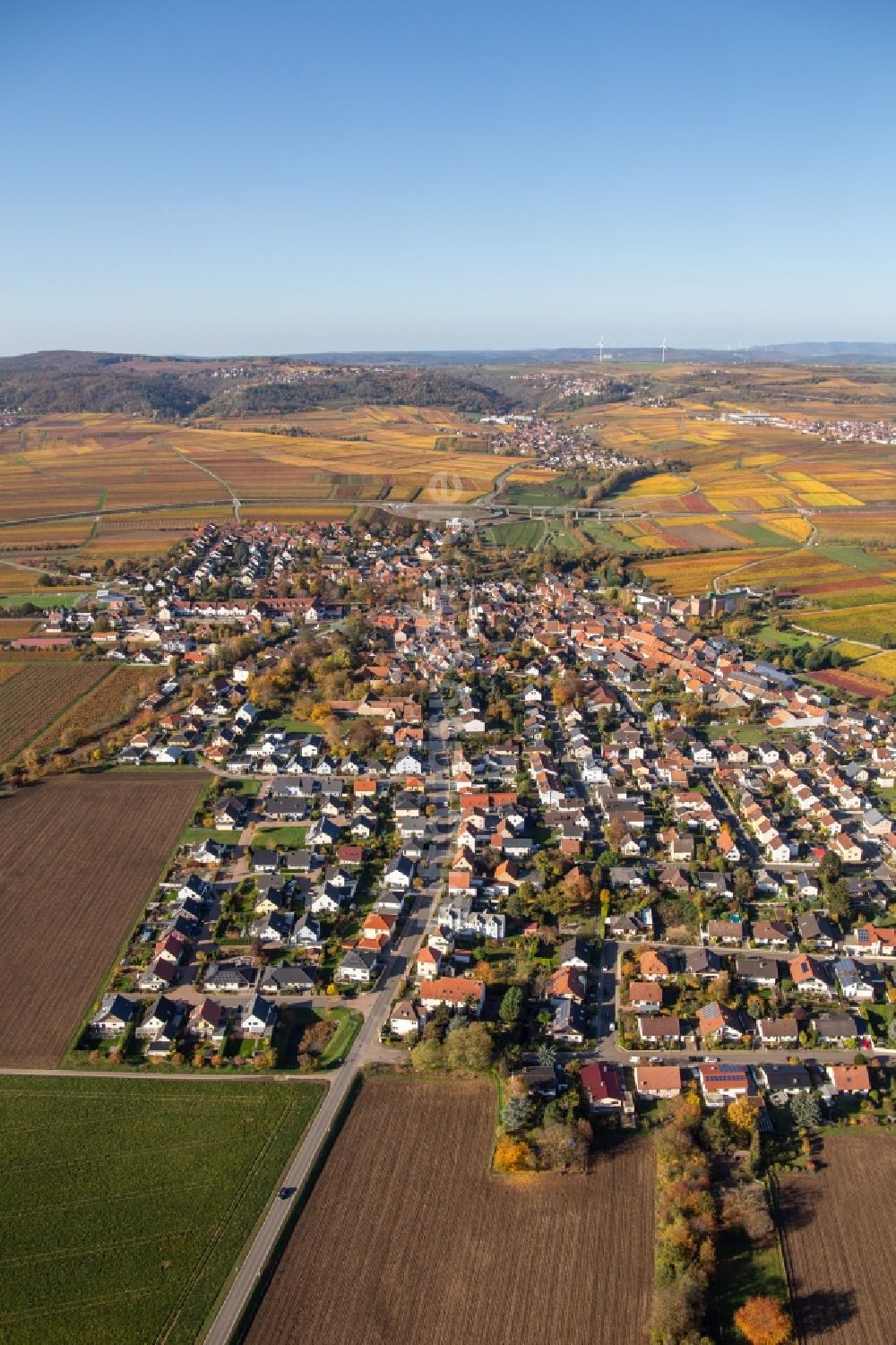 Luftbild Kirchheim an der Weinstraße - Herbstluftbild der Dorf - Ansicht in Kirchheim an der Weinstraße im Bundesland Rheinland-Pfalz, Deutschland