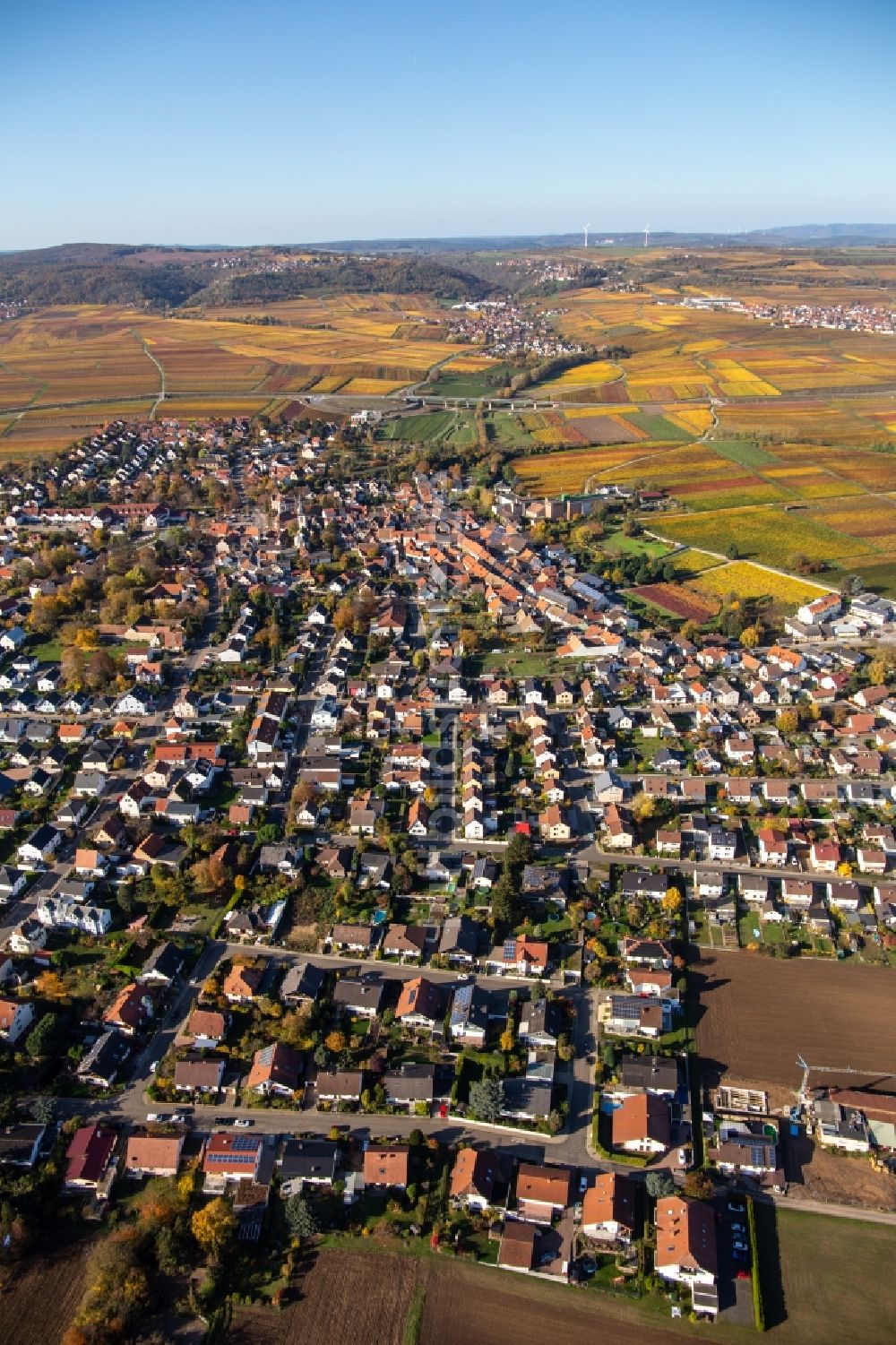 Luftaufnahme Kirchheim an der Weinstraße - Herbstluftbild der Dorf - Ansicht in Kirchheim an der Weinstraße im Bundesland Rheinland-Pfalz, Deutschland