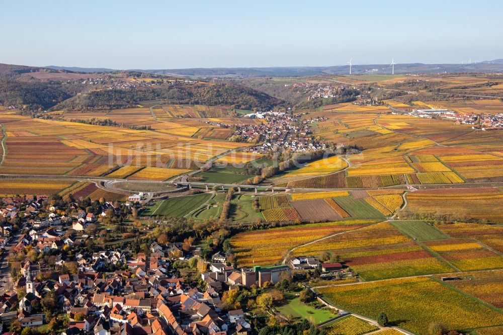 Kirchheim an der Weinstraße von oben - Herbstluftbild der Dorf - Ansicht in Kirchheim an der Weinstraße im Bundesland Rheinland-Pfalz, Deutschland
