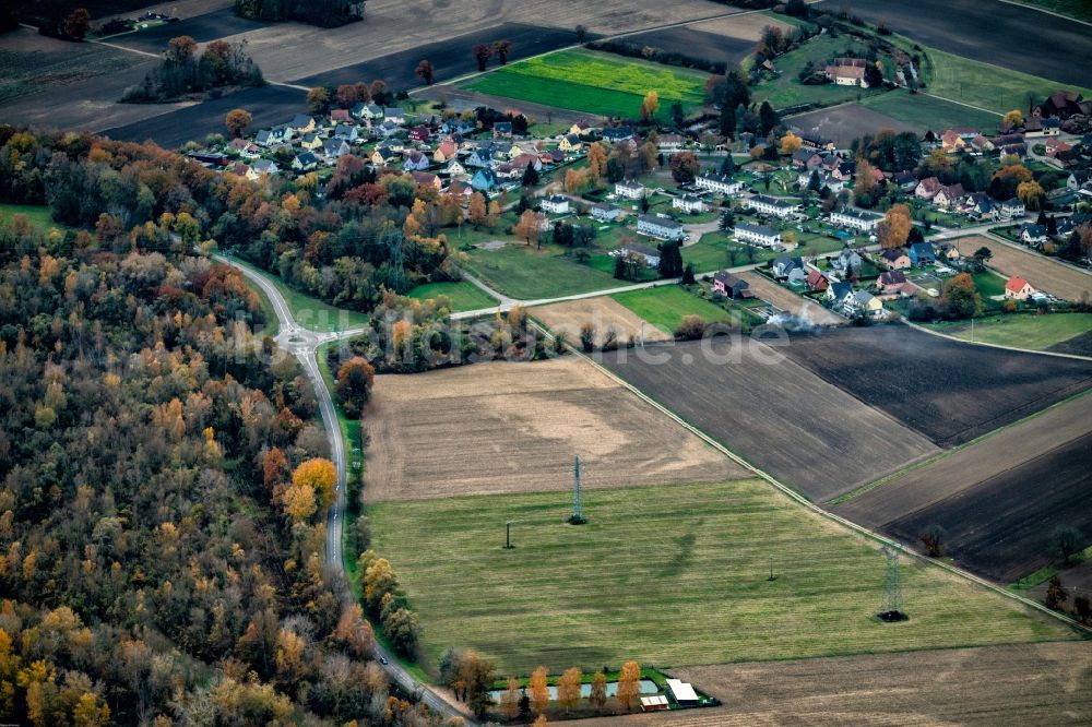 Luftbild Diebolsheim - Herbstluftbild Dorf - Ansicht am Rande von Feldern in Diebolsheim im Elsass, Frankreich